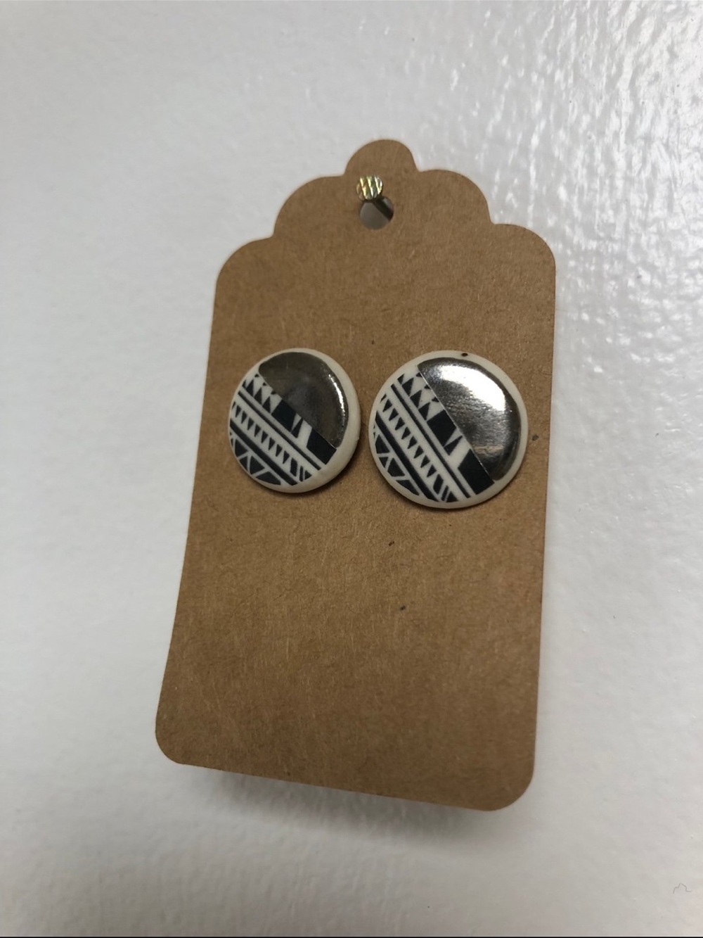 Geometric patterned earrings - Picture 4 of 5